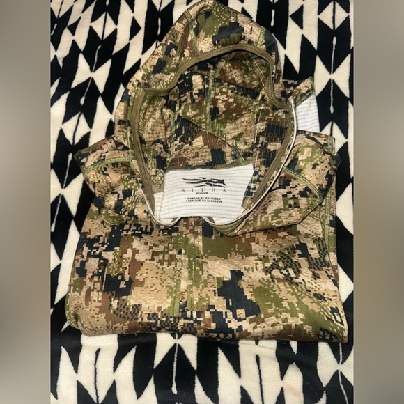 Men’s 1/2 zip Sitka Hoodie - Picture 2 of 3